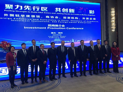 駐武漢辦主任（右五）與湖北省貿促會主任胡中海（左五）及其他嘉賓在招商推介會現場合影。
