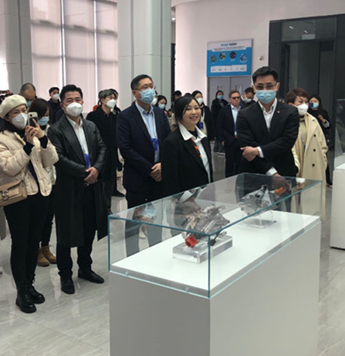 駐武漢辦主任（第二排左三）考察荊州經濟技術開發區企業。