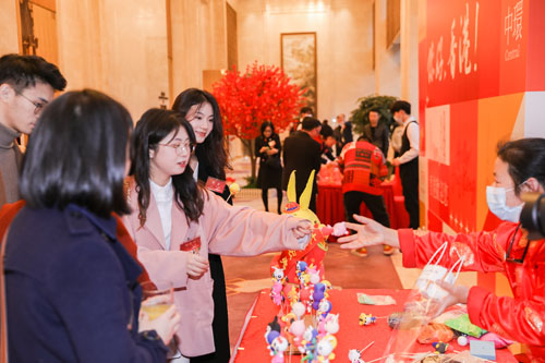 現場來賓在許願樹上掛上許願寶牒