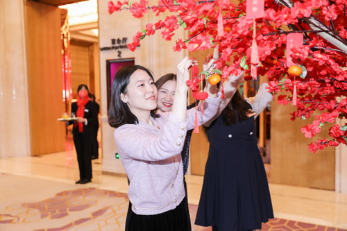 現場來賓在許願樹上掛上許願寶牒