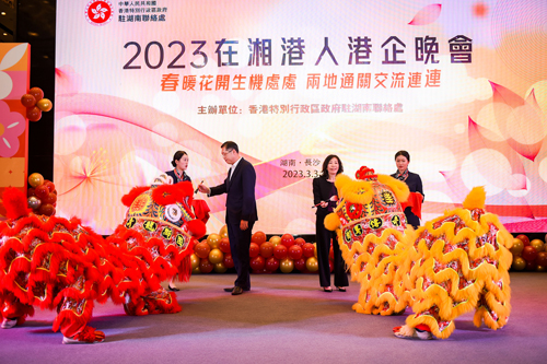 舞狮开场带动全场气氛