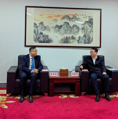 駐武漢辦主任郭偉勳(左一) 與河南省商務廳廳長王振利會面