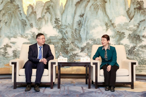 駐武漢辦主任郭偉勳(左一) 與河南省人民政府副秘書長于燕會面