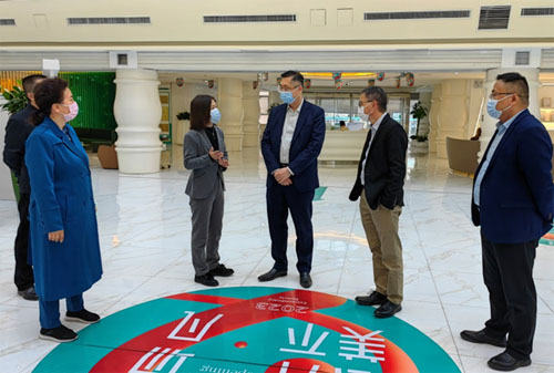 駐武漢辦主任郭偉勳(右三)一行到鄭州市一家港資企業考察