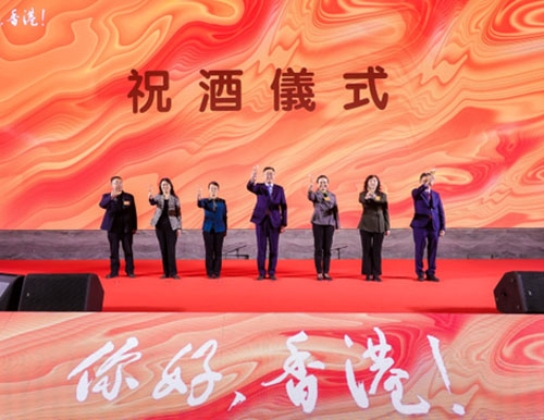 駐武漢辦主任郭偉勳（中）聯同駐河南聯絡處主任徐聯平（右一）與一眾嘉賓台上祝酒