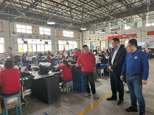 驻武汉办主任郭伟勋(右二) 参观吉安市一家港资企业的生产车间