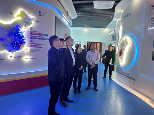 驻武汉办主任郭伟勋(左二)在江西省人民政府港澳事务办公室副主任黄小燕(左三)陪同下，参观吉安市另外一家港资企业。