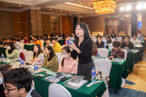 現場港生向嘉賓提問