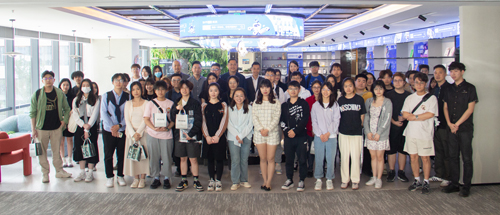 嘉賓與同學參訪港創匯後合影