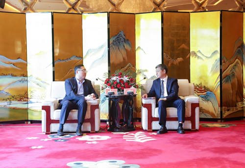 郭偉勳主任(左)與邵陽市委書記嚴華(右)會面