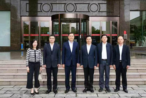 郭偉勳主任(左三) 及駐湖南聯絡處一行在懷化市與市委副書記兼市長黎春秋(右三)會面