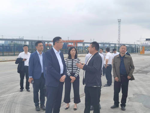 郭偉勳主任及駐湖南聯絡處一行由懷化市委副書記王建球(右四)陪同考察湖南懷化國際陸港