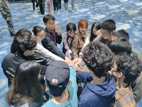 香港学生参与户外拓展活动1