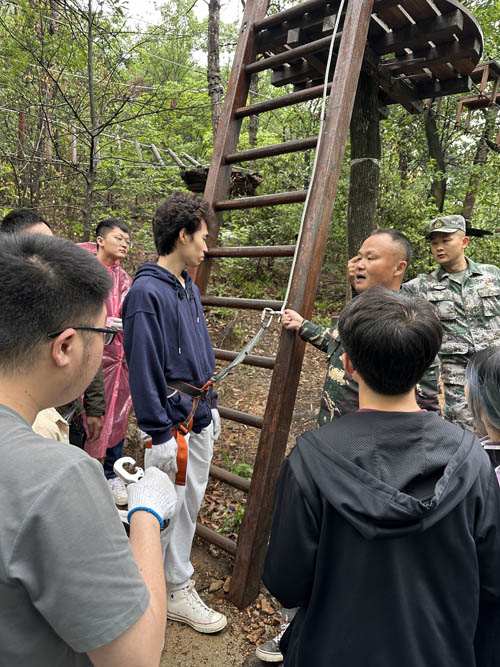 香港学生参与户外拓展活动3