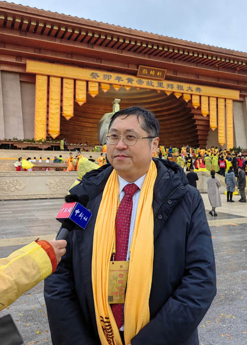 驻武汉办主任郭伟勋佩戴大典的传统围巾，在典礼后接受不同媒体的采访。