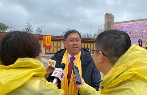 驻武汉办主任郭伟勋佩戴大典的传统围巾，在典礼后接受不同媒体的采访。