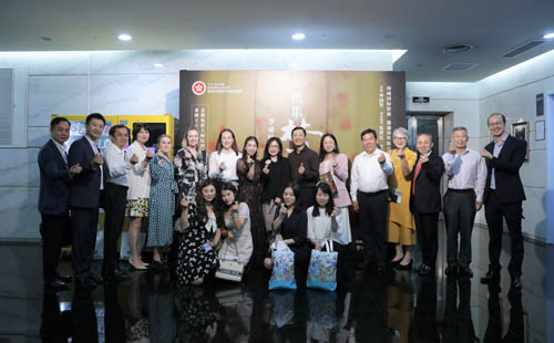 驻武汉办署理主任严谢嘉莉(右八)与中共湖北省委统一战线工作部副部长雷邦贵(右五)及其他主要嘉宾与李垂谊及李嘉龄进行了演出后会面