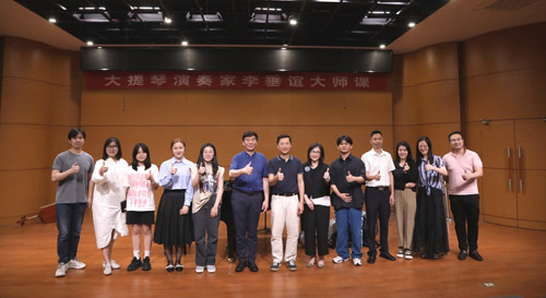 郭伟勋(左四)在郑影(左三)的陪同下参观港澳台教育中心