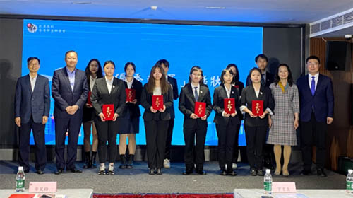 郭伟勋(左二)、罗育淼(左一)、章笑梅(右二)、林桢栋(右一)为鄂港联干事颁发荣誉证书