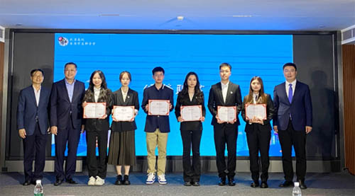 郭伟勋(左二)、罗育淼(左一)、林桢栋(右一)为第六届鄂港联干事颁发聘书