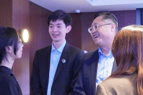 郭伟勋与香港同学交流