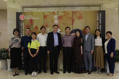 驻武汉办主任郭伟勋(左五)、湖南省人民政府港澳事务办公室副主任吴宜彪(左四)、驻湖南联络处一行及其他嘉宾与李垂谊(右五)及李嘉龄(右四)进行了演出后会面