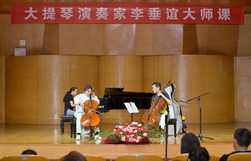 郭伟勋(左四)在郑影(左三)的陪同下参观港澳台教育中心