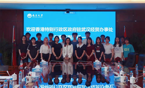 嚴謝嘉莉與香港同學合影