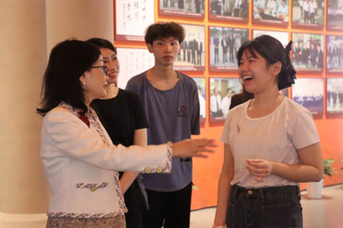 嚴謝嘉莉與香港同學交流