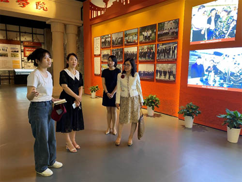 嚴謝嘉莉參觀校史館