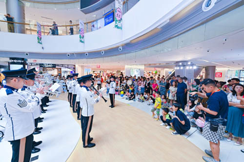 香港警察乐队在长沙北辰三角洲大悦城商场演出1