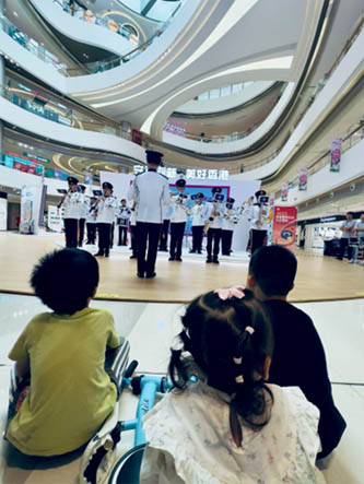 香港警察乐队在长沙北辰三角洲大悦城商场演出2