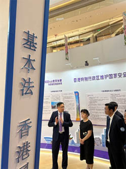 驻武汉办主任郭伟勋向嘉宾介绍展览内容1