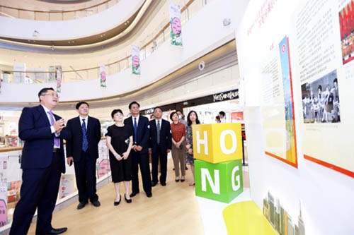 驻武汉办主任郭伟勋向嘉宾介绍展览内容2