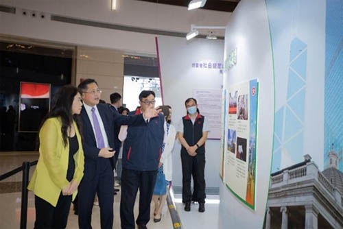 驻武汉办主任郭伟勋（左二）向嘉宾介绍展览内容