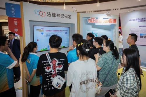 出席的同学们全神贯注地参与展览的互动游戏环节