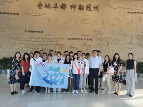 郭伟勋（前排右四）与香港青年在随州规划展览馆合影