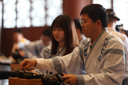 香港青年在炎帝故里风景区经世堂体验国学文化
