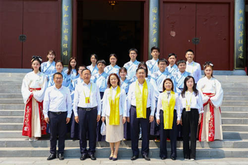 郭伟勋（右三）、章笑梅（左三）、吴丕华（左二）与香港青年在炎帝故里风景区经世堂前合影