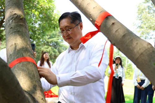 郭伟勋为鄂港澳青年友谊树系福带