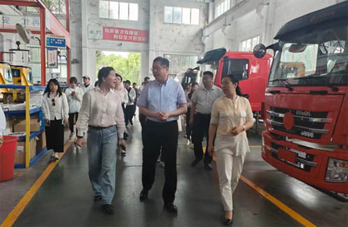 郭伟勋（中）与香港青年考察当地企业