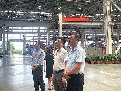 郭主任，联同驻湖南联络处及驻汉办投资推广/招商引才专组一行考察湘江新区及当地先进制造企业