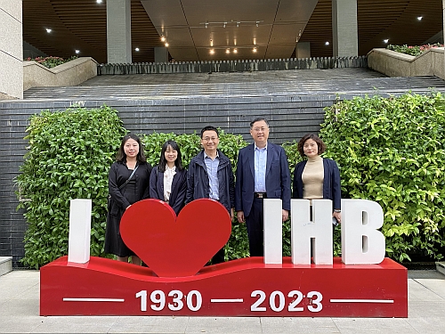 驻武汉办主任郭伟勋(右二)与水生所副所长缪炜(右三)合影