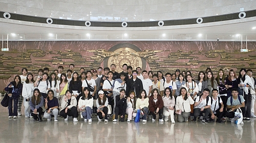 香港同學在湖北省博物館合影