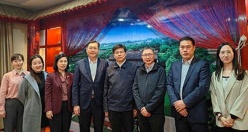 驻武汉办主任郭伟勋(左四)与安阳市委书记袁家健(左五)及相关官员会面。