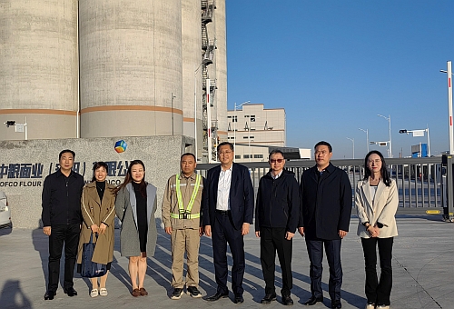 驻武汉办郭主任 (左五)考察当地其中一家的港资企业。