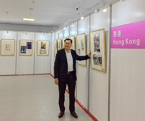 驻武汉办郭主任观赏展示在河南安阳市举行的第十九届世界漫画大会的香港作品。
