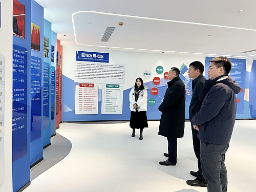 郭主任（中）聽取園區設施及規劃介紹