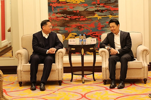 照片一：武漢辦主任郭偉勳(左)與黃岡市副市長(右)會面