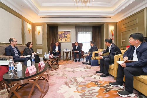 驻武汉办主任郭伟勋（左三）与江西省委统战部副部长张继钦（右四）会面